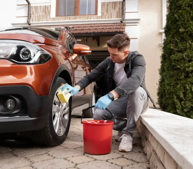 Lavage auto à domicile Chamarandes-Choignes : professionnel intervenant sur un véhicule